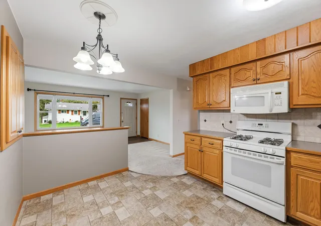 Photo 4 of Single family home for sale at 823 East St S, Caledonia, MN 55921 | MLS# 7153989 | Listing updated on 2026-10-07