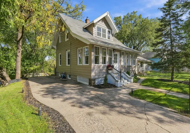 Photo 1 of Single family home for sale at 211 Morton St E, Saint Paul, MN 55107 | MLS# 7154017 | Listing updated on 2026-10-06