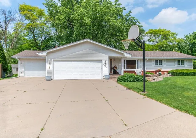 Photo 1 of Sale Pending at 3433 Gettysburg Ave N, Minneapolis, MN 55427 | MLS# 7154022 | Listing updated on 2026-10-08