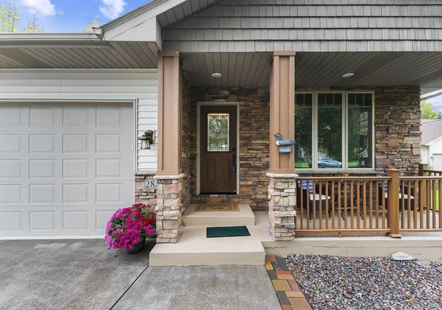 Photo 4 of Single family home for sale at 28329 Lakeside Ln, Lindstrom, MN 55045 | MLS# 7154027 | Listing updated on 2026-10-02