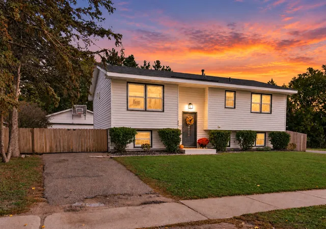 Photo 2 of Single family home for sale at 943 Blackoaks Ln, Anoka, MN 55303 | MLS# 7154032 | Listing updated on 2026-10-07