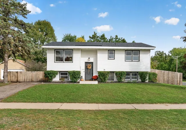 Photo 4 of Single family home for sale at 943 Blackoaks Ln, Anoka, MN 55303 | MLS# 7154032 | Listing updated on 2026-10-07