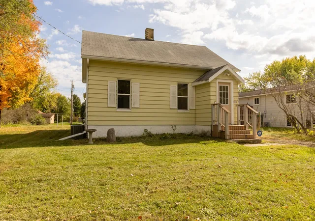 Photo 1 of Single family home for sale at 302 6th Street Nw, Little Falls, MN 56345 | MLS# 7154057 | Listing updated on 2026-10-28