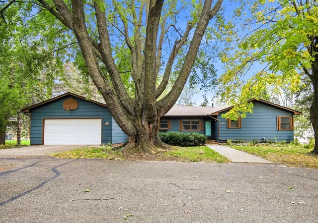 Photo 1 of Single family home for sale at 1480 Crestview Ln, Owatonna, MN 55060 | MLS# 7154118 | Listing updated on 2026-10-05