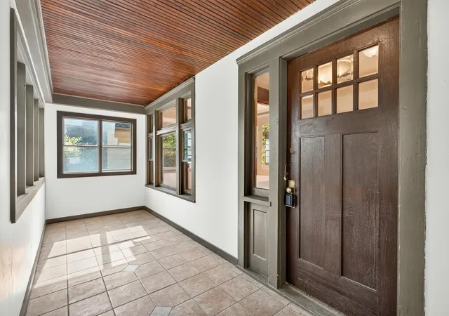 Photo 3 of Single family home for sale at 1007 Victoria St N, Saint Paul, MN 55103 | MLS# 7154127 | Listing updated on 2026-10-19