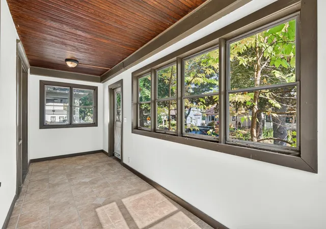 Photo 4 of Single family home for sale at 1007 Victoria St N, Saint Paul, MN 55103 | MLS# 7154127 | Listing updated on 2026-10-19