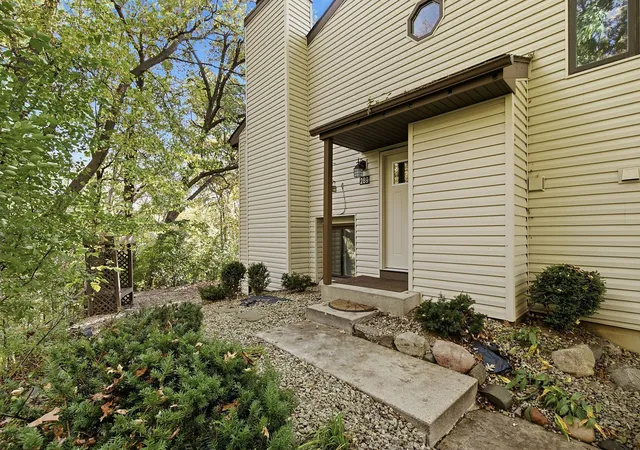 Photo 3 of Single family home for sale at 289 River Woods Ln, Burnsville, MN 55337 | MLS# 7154232 | Listing updated on 2026-10-21