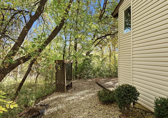 Photo 4 of Single family home for sale at 289 River Woods Ln, Burnsville, MN 55337 | MLS# 7154232 | Listing updated on 2026-10-21