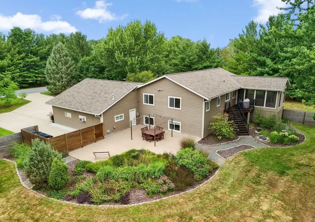 Photo 4 of Single family home for sale at 947 Sherman Rd, Hudson, WI 54016 | MLS# 7154284 | Listing updated on 2026-10-03