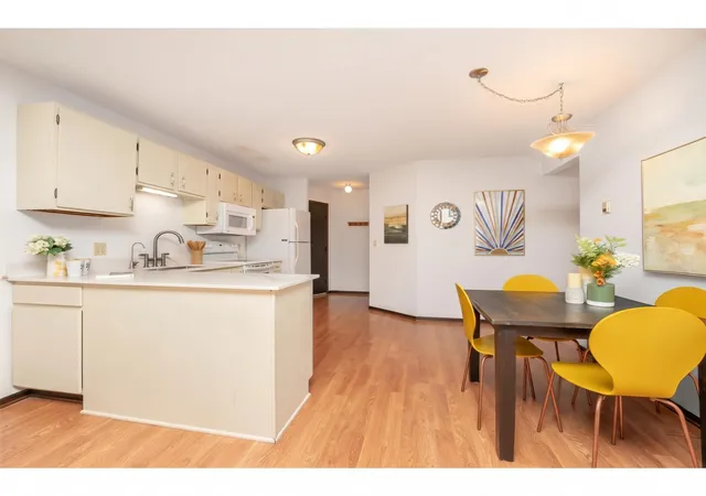 Photo 2 of Condo for sale at 175 County Rd B2 E #429, Saint Paul, MN 55117 | MLS# 7154313 | Listing updated on 2026-10-03