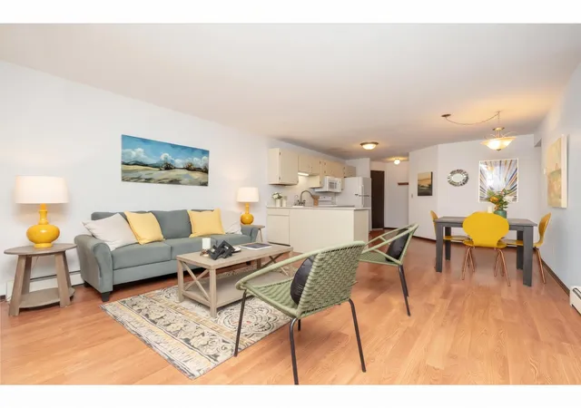 Photo 3 of Condo for sale at 175 County Rd B2 E #429, Saint Paul, MN 55117 | MLS# 7154313 | Listing updated on 2026-10-03