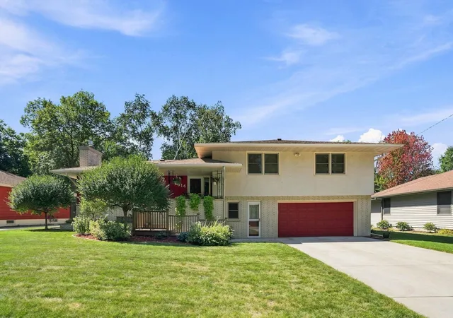 Photo 1 of Single family home for sale at 314 Maple Ave S, Maple Lake, MN 55358 | MLS# 7154369 | Listing updated on 2026-10-07