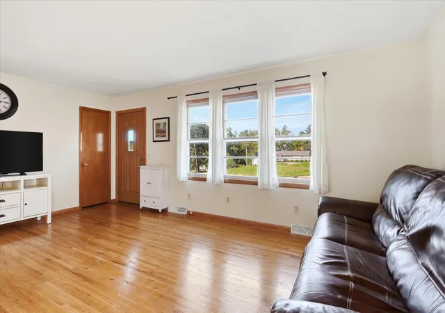 Photo 4 of Sale Pending at 218 Maple St, Le Sueur, MN 56058 | MLS# 7154385 | Listing updated on 2026-10-14