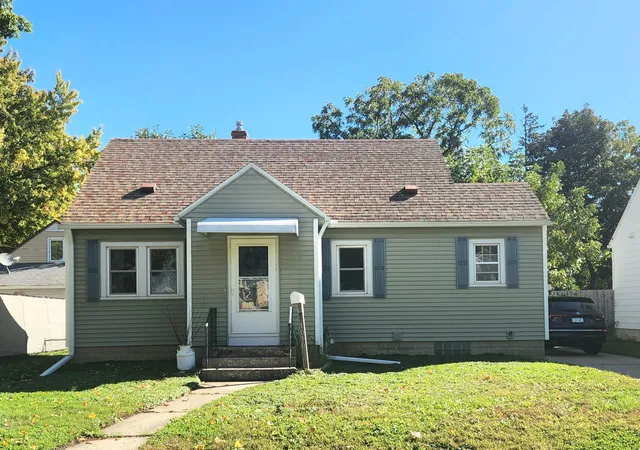 Photo 2 of Single family home for sale at 1010 3rd Avenue Se, Rochester, MN 55904 | MLS# 7154469 | Listing updated on 2026-10-16