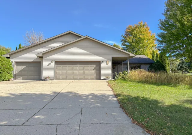 Photo 1 of Single family home for sale at 1727 S Court St, Fergus Falls, MN 56537 | MLS# 7154470 | Listing updated on 2026-10-06