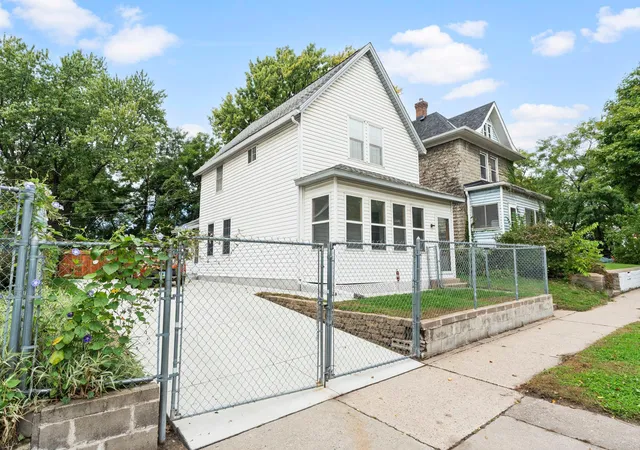 Photo 1 of Single family home for sale at 909 Park St, Saint Paul, MN 55117 | MLS# 7154477 | Listing updated on 2026-10-07