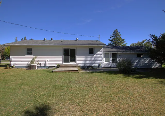 Photo 3 of Single family home for sale at 1519 4th Street Ne, Staples, MN 56479 | MLS# 7154518 | Listing updated on 2026-10-06