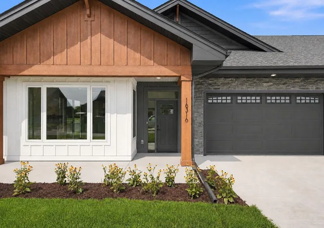 Townhouse for sale at 16322 Esprit Ct, Lakeville, MN 55044 | MLS# 7154520