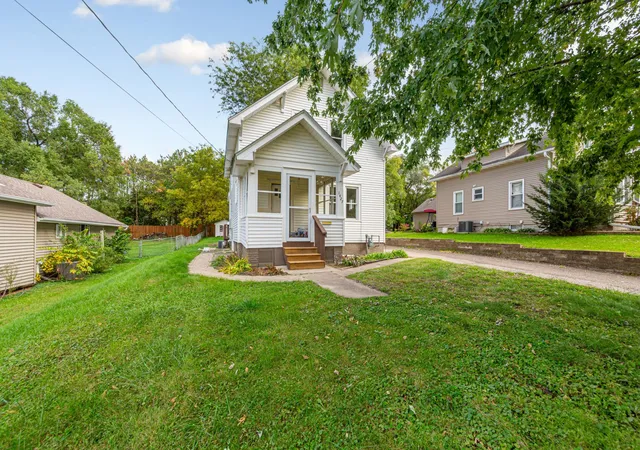 Photo 3 of Single family home for sale at 1427 Central Ave N, Faribault, MN 55021 | MLS# 7154569 | Listing updated on 2026-10-10