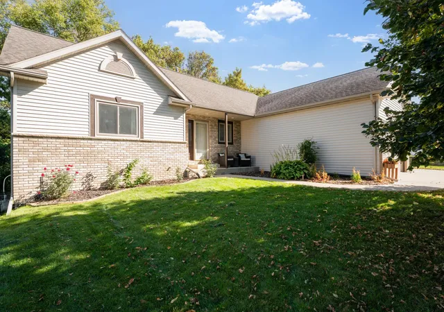 Photo 3 of Single family home for sale at 1008 4th Avenue Ne, Byron, MN 55920 | MLS# 7154624 | Listing updated on 2026-10-10