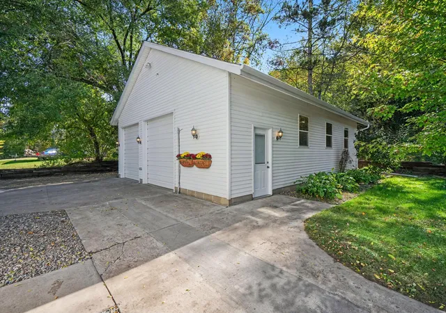 Photo 3 of Single family home for sale at 435 Spring Crk Rd S, Red Wing, MN 55066 | MLS# 7154633 | Listing updated on 2026-10-09