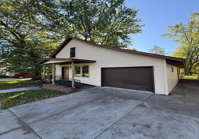 Photo 3 of Single family home for sale at 525 Lake St N, Sauk Centre, MN 56378 | MLS# 7154642 | Listing updated on 2026-10-05