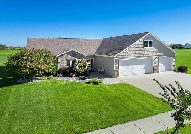 Photo 2 of Single family home for sale at 812 S 36th Street, Moorhead, MN 56560 | MLS# 7154668 | Listing updated on 2026-10-07