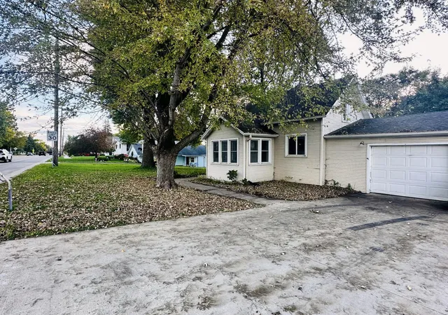 Photo 3 of Single family home for sale at 523 Oak Ave N, Maple Lake, MN 55358 | MLS# 7154698 | Listing updated on 2026-10-04