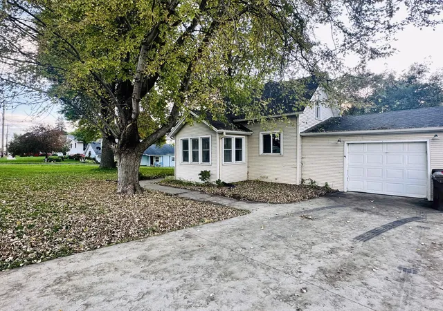 Photo 4 of Single family home for sale at 523 Oak Ave N, Maple Lake, MN 55358 | MLS# 7154698 | Listing updated on 2026-10-04