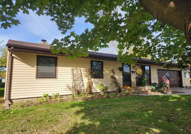 Single family home for sale at 1016 Jackson St S, Shakopee, MN 55379 | MLS# 7154702