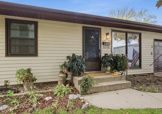 Photo 2 of Single family home for sale at 1016 Jackson St S, Shakopee, MN 55379 | MLS# 7154702 | Listing updated on 2026-10-04