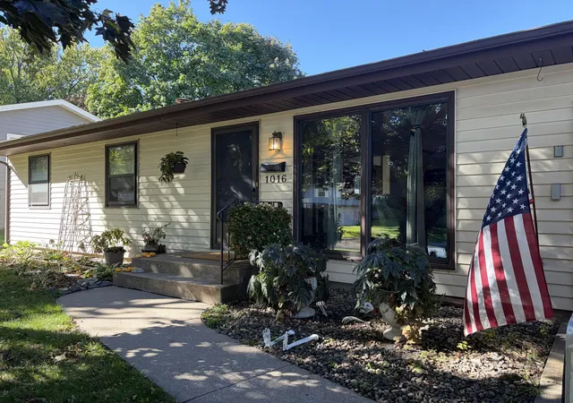 Photo 3 of Single family home for sale at 1016 Jackson St S, Shakopee, MN 55379 | MLS# 7154702 | Listing updated on 2026-10-11