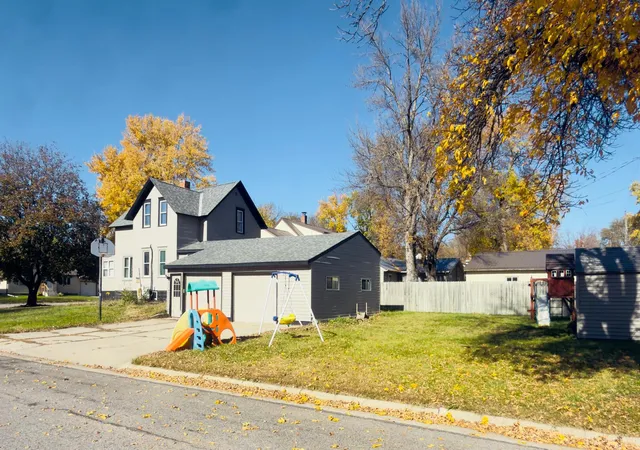 Photo 4 of Single family home for sale at 361 S 9th Street, Bird Island, MN 55310 | MLS# 7154707 | Listing updated on 2026-10-20