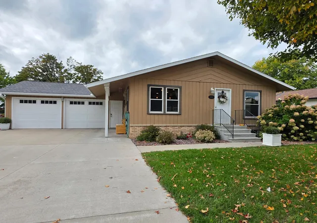 Photo 1 of Single family home for sale at 330 9th Street Nw, Plainview, MN 55964 | MLS# 7154739 | Listing updated on 2026-10-12