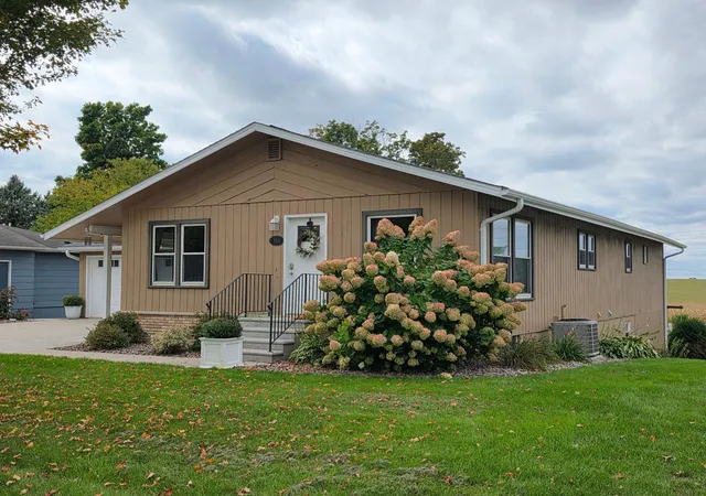 Photo 2 of Single family home for sale at 330 9th Street Nw, Plainview, MN 55964 | MLS# 7154739 | Listing updated on 2026-10-12