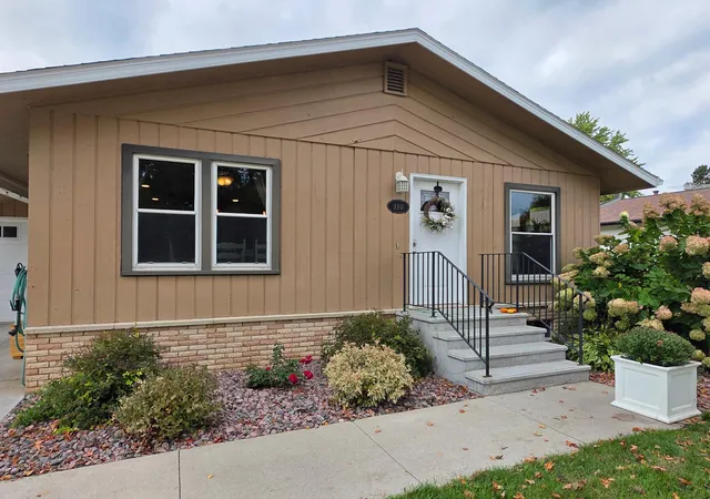 Photo 3 of Single family home for sale at 330 9th Street Nw, Plainview, MN 55964 | MLS# 7154739 | Listing updated on 2026-10-12