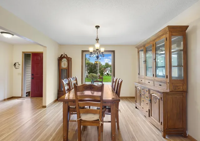 Photo 4 of Single family home for sale at 1001 Forest Glen Ct, Burnsville, MN 55337 | MLS# 7154782 | Listing updated on 2026-10-05