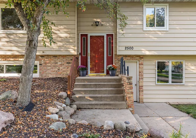 Photo 3 of Sale Pending at 2500 5th Avenue Sw, Austin, MN 55912 | MLS# 7154858 | Listing updated on 2026-10-06