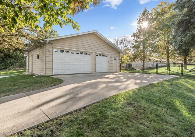 Photo 3 of Sale Pending at 2500 5th Avenue SW, Austin, MN 55912 | MLS# 7154858 | Listing updated on 2026-10-06