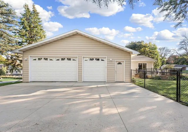 Photo 4 of Sale Pending at 2500 5th Avenue SW, Austin, MN 55912 | MLS# 7154858 | Listing updated on 2026-10-06