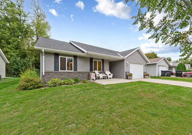 Photo 2 of Single family home for sale at 214 Rogers St, Mankato, MN 56001 | MLS# 7154897 | Listing updated on 2026-10-06