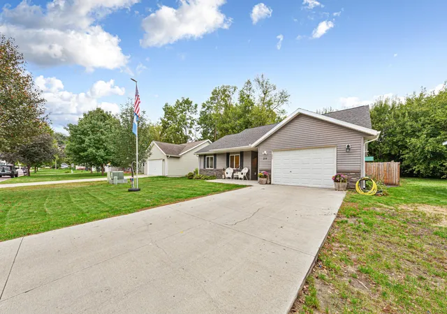 Photo 3 of Single family home for sale at 214 Rogers St, Mankato, MN 56001 | MLS# 7154897 | Listing updated on 2026-10-06
