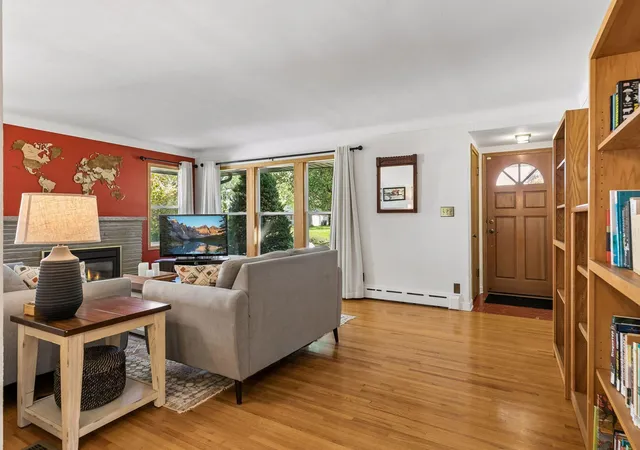 Photo 3 of Single family home for sale at 909 Manomin Ave, Saint Paul, MN 55118 | MLS# 7154901 | Listing updated on 2026-10-10
