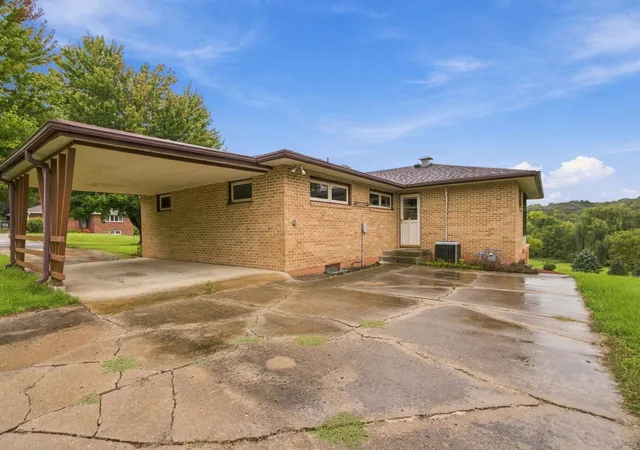 Photo 2 of Single family home for sale at 824 Brown St, Jackson, MN 56143 | MLS# 7154951 | Listing updated on 2026-10-19