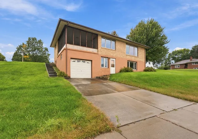 Photo 4 of Single family home for sale at 824 Brown St, Jackson, MN 56143 | MLS# 7154951 | Listing updated on 2026-10-19