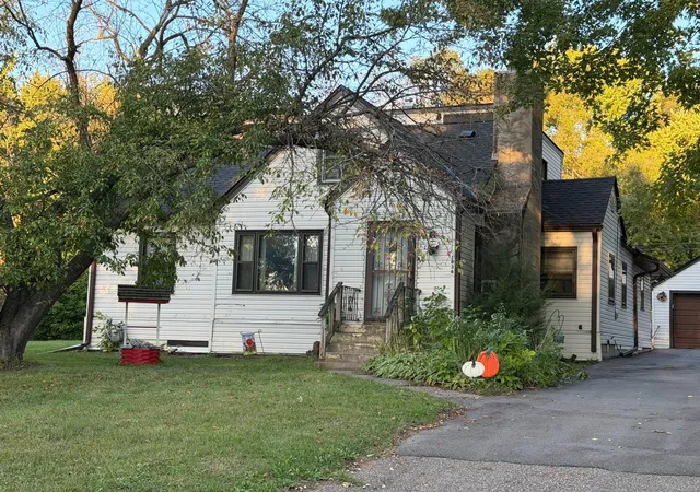 Photo 3 of Sale Pending at 1836 Kennard St, Saint Paul, MN 55109 | MLS# 7155036 | Listing updated on 2026-10-21