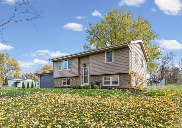 Photo 3 of Single family home for sale at 9808 Lily Pond Ln, Hamel, MN 55340 | MLS# 7155058 | Listing updated on 2026-10-29