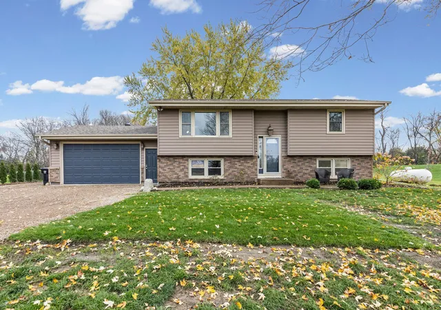 Photo 4 of Single family home for sale at 9808 Lily Pond Ln, Hamel, MN 55340 | MLS# 7155058 | Listing updated on 2026-10-29