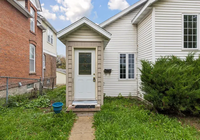 Photo 2 of Single family home for sale at 297 Morton St E, Saint Paul, MN 55107 | MLS# 7155070 | Listing updated on 2026-10-20