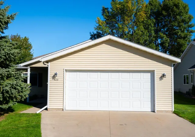 Photo 1 of Single family home for sale at 425 Fieldcrest Ln, Sartell, MN 56377 | MLS# 7155073 | Listing updated on 2026-10-06